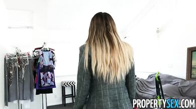 Sexy realitná agentka pri prehliadke domu obslúžila klienta