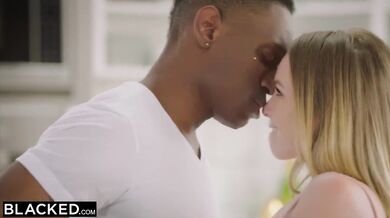 Drobná blonďavá mačka zhltla najväčší čierny klacek sveta