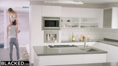 Drobná blonďavá mačka zhltla najväčší čierny klacek sveta