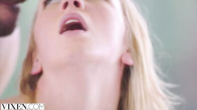 Kendra Sunderland a jej "súkromná porada" v šéfovej kancelárii