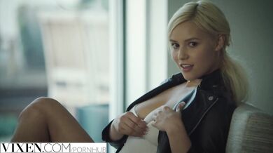 Nadržaná blondínka si to rozdala s priateľom svojej sestry zo žiarlivosti