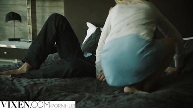 Nadržaná blondínka si to rozdala s priateľom svojej sestry zo žiarlivosti