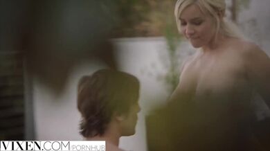 Nadržaná blondínka si to rozdala s priateľom svojej sestry zo žiarlivosti