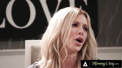 Skupina zrelých prsnatíc si užila mladého zajačika a donútila ho urobiť sa na ich bielizeň