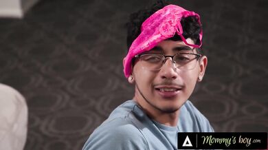 Skupina zrelých prsnatíc si užila mladého zajačika a donútila ho urobiť sa na ich bielizeň