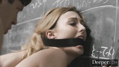 Nadržaná Alexa Grace si podmanila svojho obľúbeného učiteľa