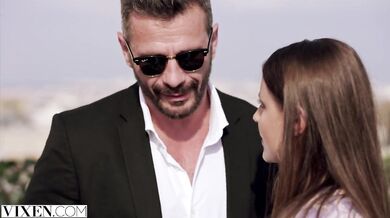 Nádherná modelka Sybil a jej zvádzanie boháča v zákulisí módy