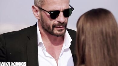 Nádherná modelka Sybil a jej zvádzanie boháča v zákulisí módy