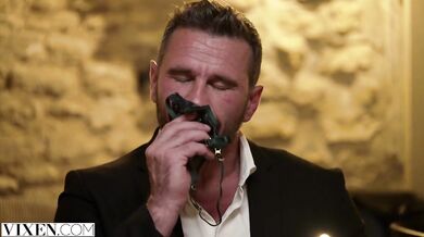 Nádherná modelka Sybil a jej zvádzanie boháča v zákulisí módy