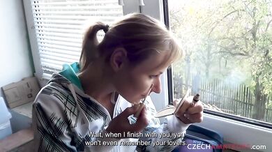 Nadržaná manželka a jej riť pretekajúca horúcim spermou