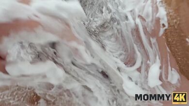 Sexy staršia brunetka si podala mladíka a poriadne ho vyprcala hneď pri prvom stretnutí