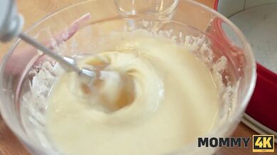 Sexy staršia brunetka si podala mladíka a poriadne ho vyprcala hneď pri prvom stretnutí