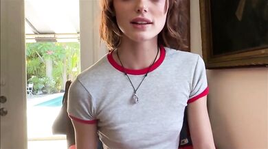 Nadržaná mini ryšavka Alex Adams a jej zvrhlé rodinné hrátky