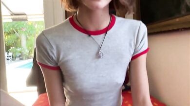 Nadržaná mini ryšavka Alex Adams a jej zvrhlé rodinné hrátky