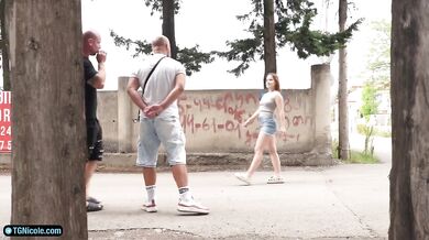 Nadržaná neznáma kráska a jej prvá double penetrácia s cudzincami