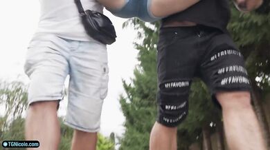 Nadržaná neznáma kráska a jej prvá double penetrácia s cudzincami