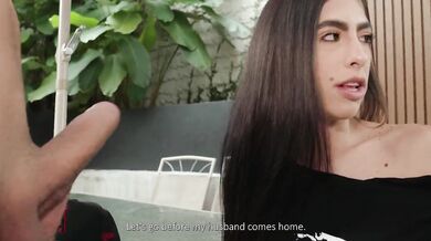 Alicia Trece v akcii ako drsná nadriadená, čo ponúka povýšenie za ukážku poriadneho pera