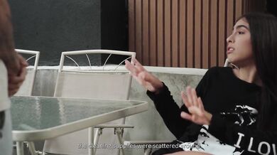 Alicia Trece v akcii ako drsná nadriadená, čo ponúka povýšenie za ukážku poriadneho pera