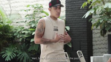 Alicia Trece v akcii ako drsná nadriadená, čo ponúka povýšenie za ukážku poriadneho pera