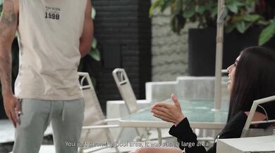 Alicia Trece v akcii ako drsná nadriadená, čo ponúka povýšenie za ukážku poriadneho pera