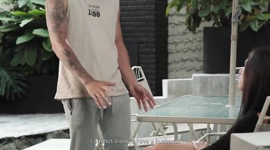 Alicia Trece v akcii ako drsná nadriadená, čo ponúka povýšenie za ukážku poriadneho pera