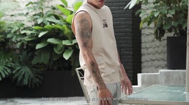 Alicia Trece v akcii ako drsná nadriadená, čo ponúka povýšenie za ukážku poriadneho pera