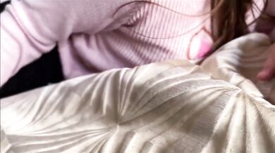 Nevlastná sestra Trinity Olsen v okuliaroch a jej lekcia striekania priamo na kameru