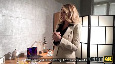 Karina King a jej žeravý mrd s vyberačom dlhov