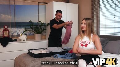 Nadržaná blondínka s veľkými kozami si užila s otcom svojho frajera