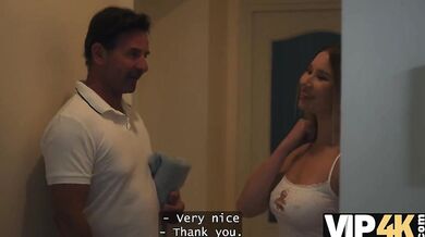 Nadržaná blondínka s veľkými kozami si užila s otcom svojho frajera