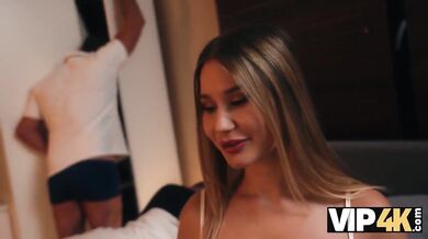 Nadržaná blondínka s veľkými kozami si užila s otcom svojho frajera