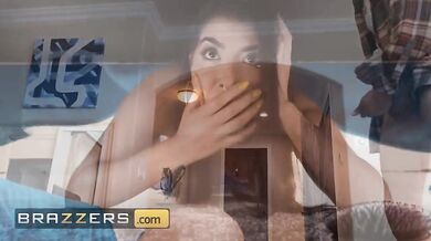 Jasmine Sherni, Violet Myers a Dwayne v divokej trojke