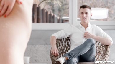 Nárez do zadku na slniečku pri bazéne