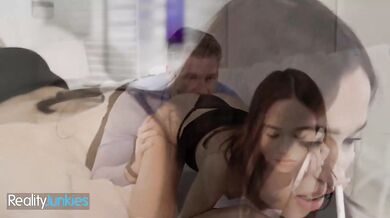 Nevlastná dcéra v akcii, keď sa nechala drsne ojebeť priamo počas hovoru