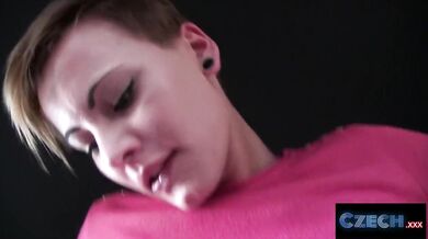 Krátkovlasá mačka sa s tým nemaznala a nechala sa ojebať priamo na sedadle