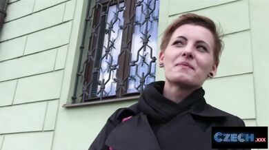 Krátkovlasá mačka sa s tým nemaznala a nechala sa ojebať priamo na sedadle