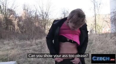 Krátkovlasá mačka sa s tým nemaznala a nechala sa ojebať priamo na sedadle