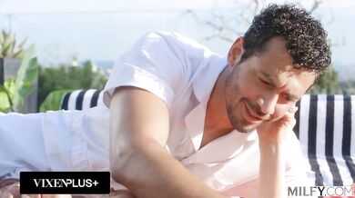 Sexy mamina si pri bazéne nechala poriadne pretiahnuť kundu v jazde na koníka