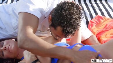 Sexy mamina si pri bazéne nechala poriadne pretiahnuť kundu v jazde na koníka