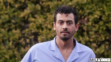 Sexy mamina si pri bazéne nechala poriadne pretiahnuť kundu v jazde na koníka