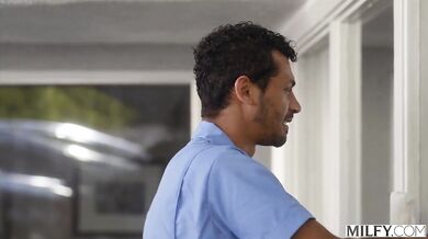 Sexy mamina si pri bazéne nechala poriadne pretiahnuť kundu v jazde na koníka