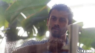 Sexy mamina si pri bazéne nechala poriadne pretiahnuť kundu v jazde na koníka