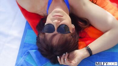 Sexy mamina si pri bazéne nechala poriadne pretiahnuť kundu v jazde na koníka