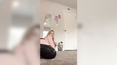 Prsatá dievčina sa pre otca drsne urobí pred kamerou a poriadne si pri tom pretiahne frndu