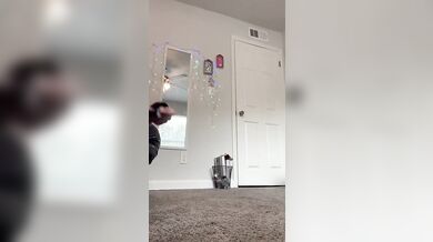 Prsatá dievčina sa pre otca drsne urobí pred kamerou a poriadne si pri tom pretiahne frndu