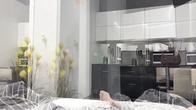 Prsatá nevlastná sestra dorazila opitá z párty a hneď si nechala poriadne pretiahnuť kundu