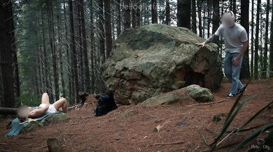 Divoký mrd so žhavou cudzinkou v lese