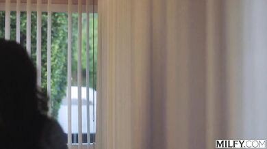 Nadržaná maklérka Penny Barber sa proste neudržala a musela si vziať jeho tvrdý kokot