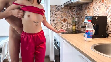 Poriadny susedský zásun v kuchyni pri dreze