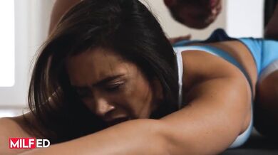 Fitness tréner rozťahuje Lilly Hall stehná, aby ju pripravil na poriadny zásun